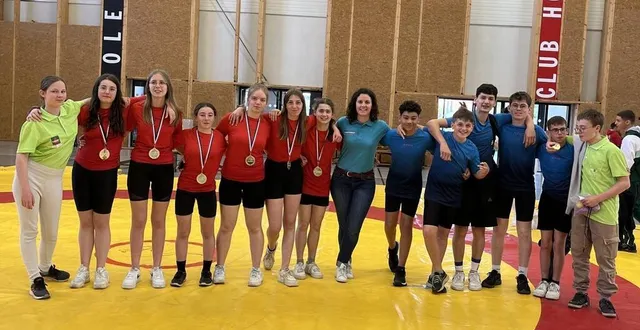 photo  claire maguet (au centre) avec les deux équipes qualifiées.  &copy;  ouest-france 