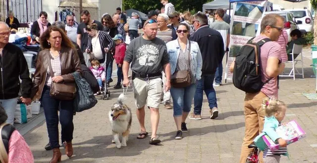 photo  exposants et foule étaient au rendez-vous de ce vide grenier organisé dans le centre du village.  &copy;  le maine libre 