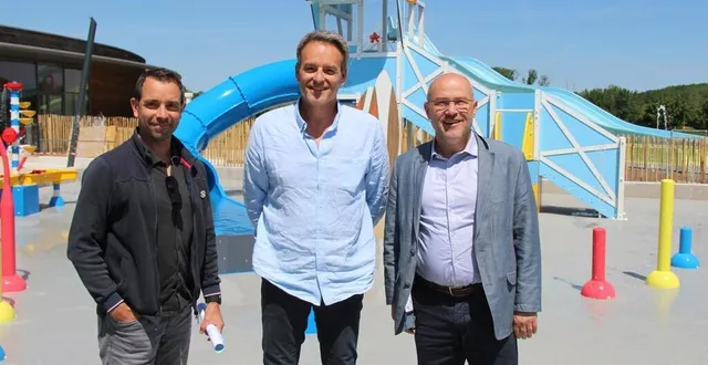 photo  frédéric plard, responsable du patrimoine bâti au pays fléchois, stéphane chanteau, responsable du centre aquatique, et laurent hubert, vice-président de la communauté de communes, espèrent que l’ouverture des jeux aquatiques attirera du monde à l’ïlébulle.  &copy;  ouest-france 