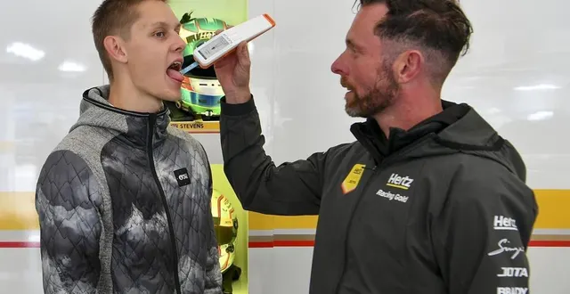 photo  le physiothérapeute pete webster dispose d’une nouvelle machine depuis plusieurs mois pour mesurer l’hydratation des pilotes, ici oliver rasmussen engagé en lmp2 chez hertz team jota.  &copy;  le maine libre – yvon loue 