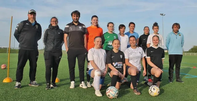 photo  une partie de l’équipe féminine et des dirigeants de l’apb fc ont pris la pose avant l’entraînement, vendredi 19 mai, à auvers-le-hamon.  &copy;  ouest-france 