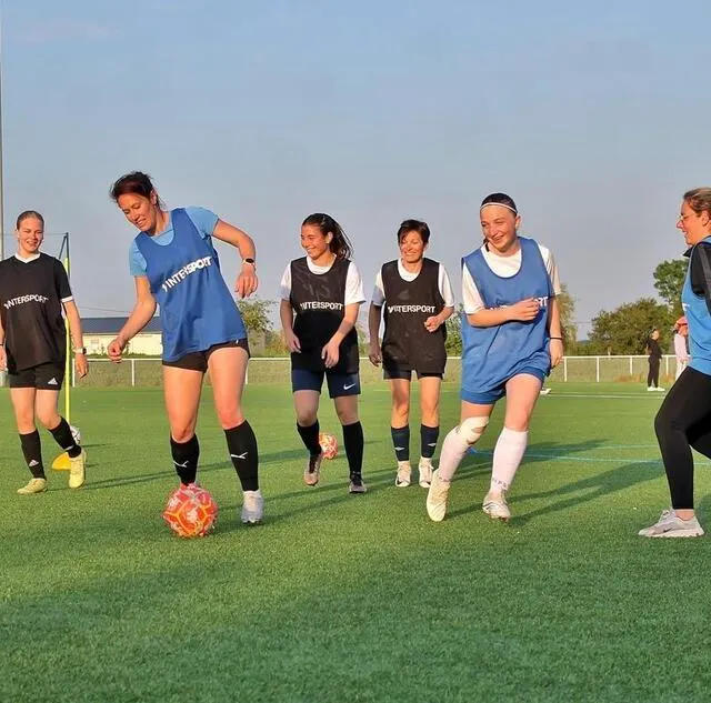 photo les joueuses en action, avec le sourire, sur le terrain synthétique d’auvers-le-hamon.  ©  ouest-france