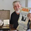 photo  le typographe graveur, jacques renou, présente un étonnant livre accordéon de charles pennequin et dans sa mallette, des portfolios, dont un livre de poésie de michel onfray. 