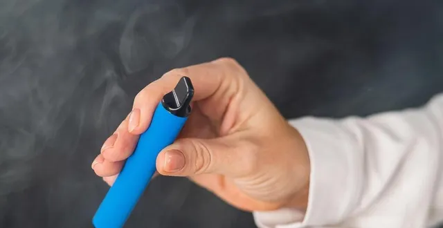 photo  une cigarette électronique jetable. photo d’illustration  &copy;  inside-studio / getty images/istockphoto 