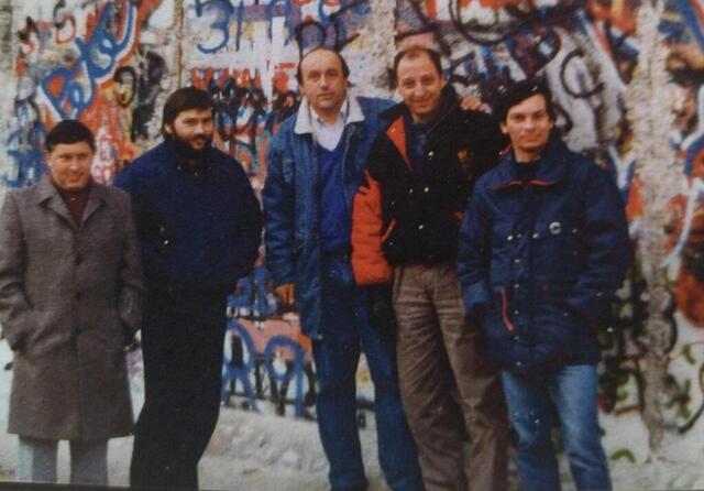 photo alain girard et ses collègues, quelques jours avant la destruction du mur de berlin.  ©  alain girard