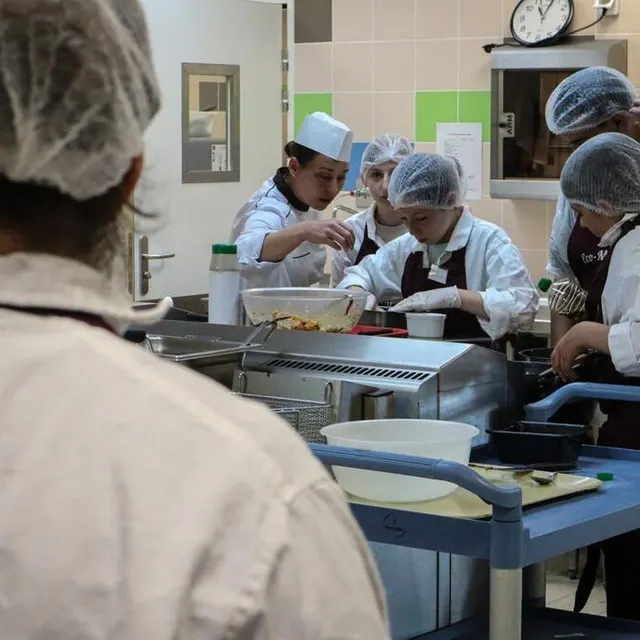photo les collégiens participants, en pleine préparation des aliments qui composent leur plat. à gauche, la cheffe de cuisine du collège, aurélie laurière.  ©  ouest-france