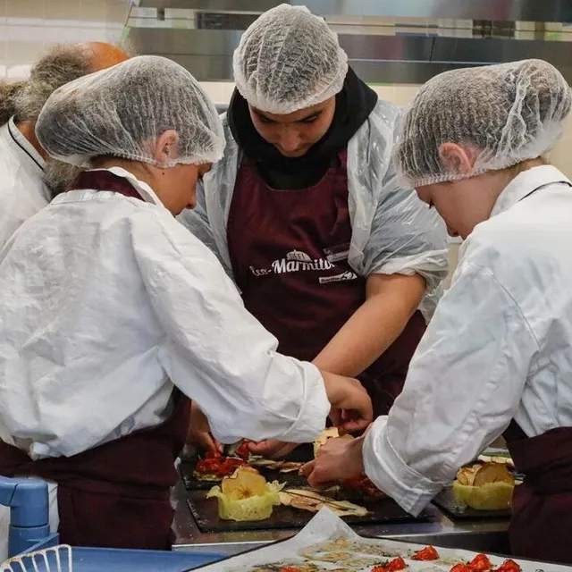photo les jeunes chefs finalisent leurs assiettes. « on lève les mains comme dans top chef ! » s’amuse le cuisinier olivier blais, une fois les assiettes dressées.  ©  ouest-france