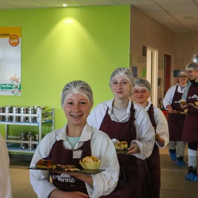 photo c’est l’heure de goûter les crepitas ! les collégiens vont servir et présenter leur plat aux membres du jury.  ©  ouest-france