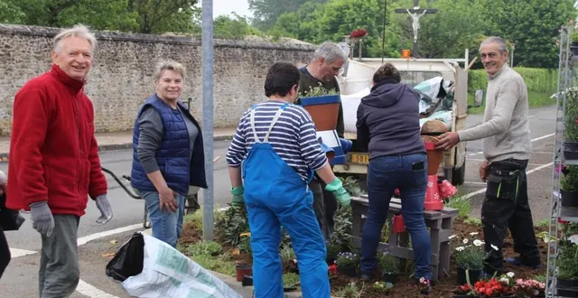 photo  les bénévoles ont réorganisé les plantations du village pour économiser l’eau d’arrosage.  &copy;  mairie 
