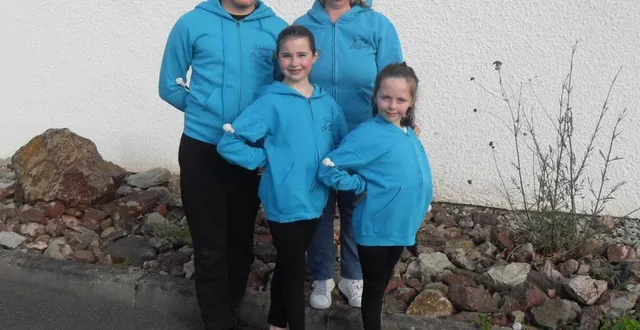 photo  thibaut, cyenna et lucy avec stéphanie galbrun, leur coach.  &copy;  le maine libre 