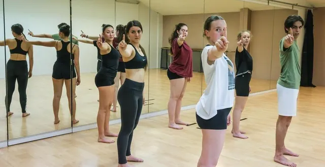 photo  les six élèves du groupe « études et danse » qui ont remporté le 1er prix national, le week-end dernier, dans leur catégorie, avec la chorégraphie « vivant », de patricia zali.  &copy;  ouest-france 