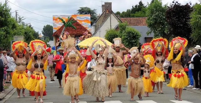 photo  chaque char est accompagné d’une troupe de danse, d’une banda… venue parfois de loin.  &copy;  archives le maine libre 