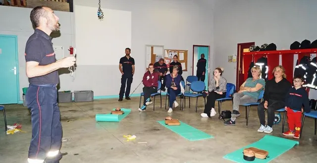 photo  une dizaine de personnes a participé à la première soirée de formation aux gestes qui sauvent.  &copy;  ouest-france 