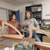 photo  dans son atelier, suzann chuchollek, luthière au centre du patrimoine de la facture instrumentale, au mans, accompagnée de célestine doedens, harpiste de bretagne. 