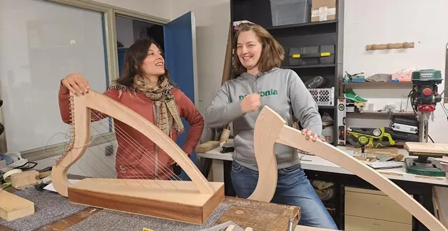 photo  dans son atelier, suzann chuchollek, luthière au centre du patrimoine de la facture instrumentale, au mans, accompagnée de célestine doedens, harpiste de bretagne.  &copy;  suzann chuchollek 
