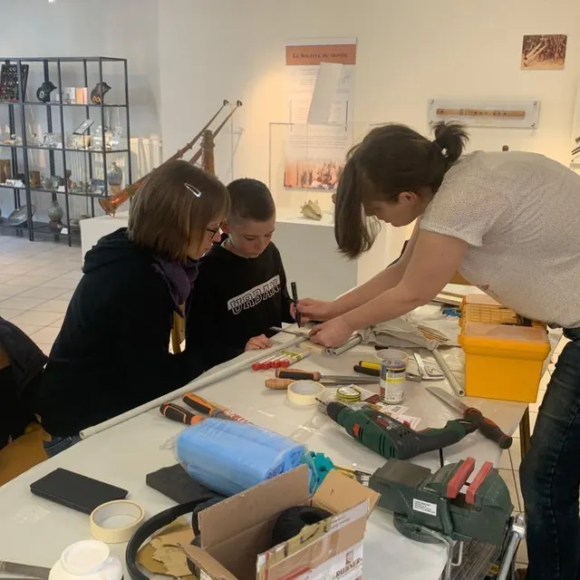 photo susann chuchollek sur un atelier de fabrication d'une flûte de pan.  ©  suzann chuchollek