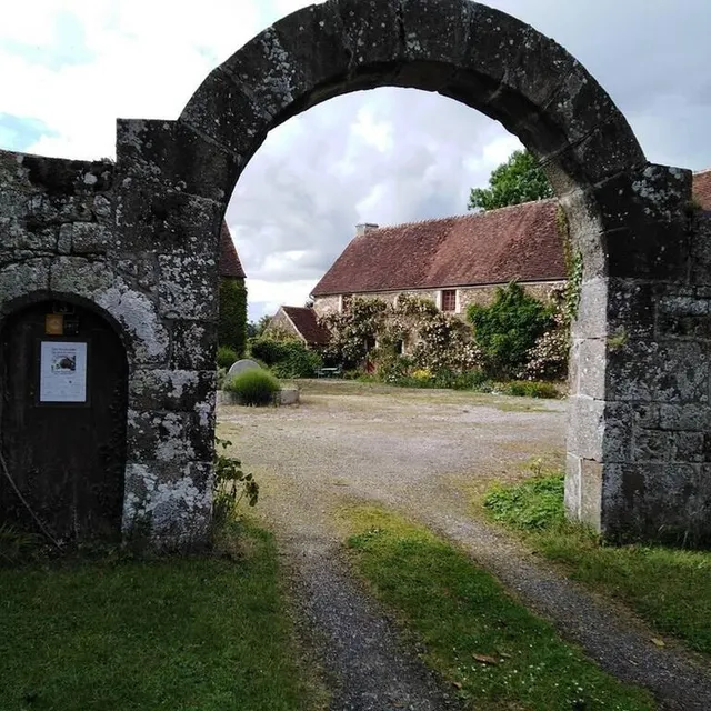 photo l’entrée de la ferme saint-roch de mesnil-glaise.  ©  archives ouest-france