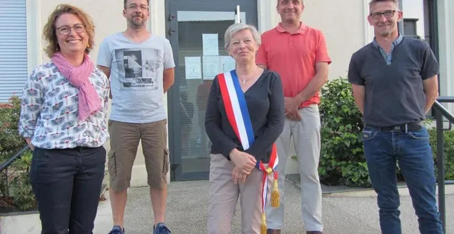 photo  marie-françoise bellier-pottier, ici lors de son élection comme maire de montreuil-sur-maine en mai 2020, a présenté sa démission pour « raisons de santé et raisons personnelles. » dans l’attente de nouvelles élections, vincent vignais (1er adjoint, en rouge sur la photo) assurera l’intérim.  &copy;  archives ouest-france 