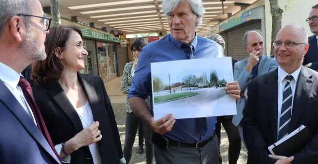 photo  le maire du mans (sarthe) stéphane le foll a présenté une esquisse du futur centre commercial de l’épau, à anne-claire mialot, la directrice de l’anru, stanislas bourron, directeur de l’anct, et emmanuel aubry, le préfet de la sarthe.  &copy;  ouest-france 