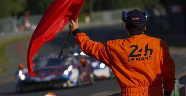 photo  la direction de course peut décider de faire agiter le drapeau rouge par la direction de course. on vous explique pourquoi.  &copy;  archives le maine libre 