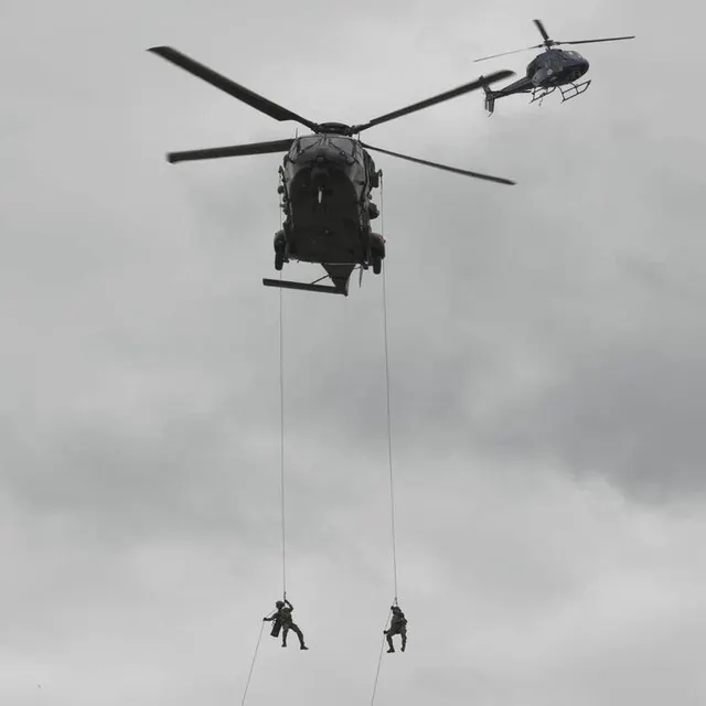 photo l’armée de l’air apporte le drapeau tricolore de départ par hélicoptère.  ©  archives