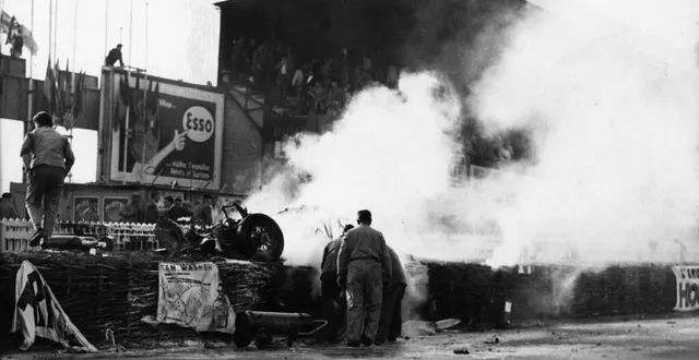 photo  le 11 juin 1955, un peu avant 18 h 30, la voiture de pierre levegh se disloque dans le public à l’entrée de la ligne droite des stands du circuit des 24 heures du mans.  &copy;  archives ouest france 