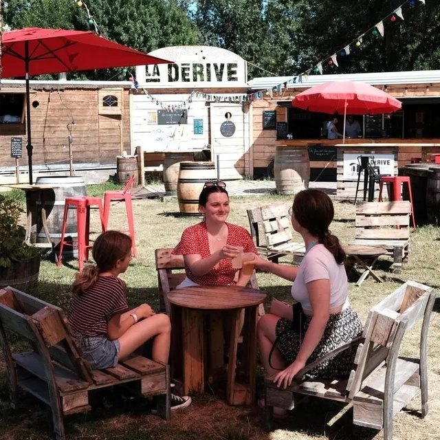 photo la dérive est le bar-guinguette créée à proximité de la brasserie locale la piautre, à la ménitré.  ©  archives ouest-france