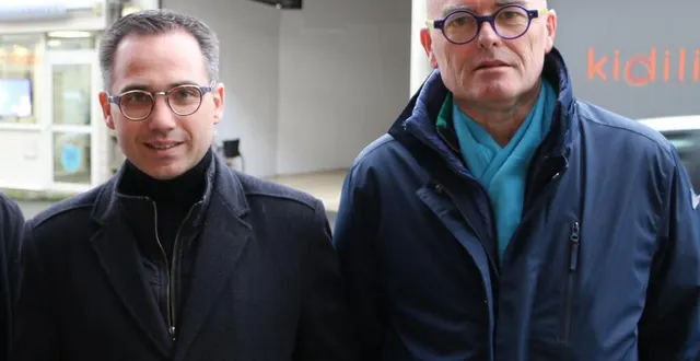 photo  denis rocher, ici à droite aux côtés de nicolas leudière (maire), durant la campagne des élections municipales en 2020, à sablé-sur-sarthe.  &copy;  archives ouest-france 