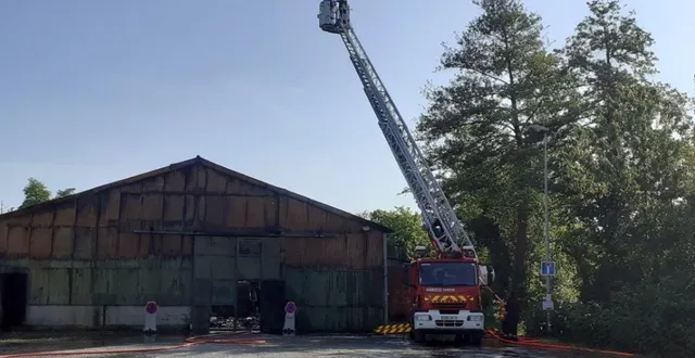 photo  le feu a pris, dans la soirée du vendredi 26 mai 2023, dans un entrepôt des services techniques de la ville de la ferté-bernard en sarthe.  &copy;  ouest-france 