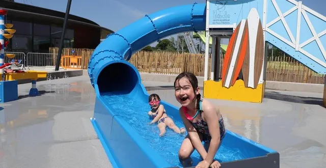 photo  éline (au premier plan) et léa étaient impatientes d’expérimenter les jeux extérieurs du centre aquatique l’ilébulle, à la flèche, qui ont ouvert ce samedi 27 mai 2023.  &copy;  ouest-france 