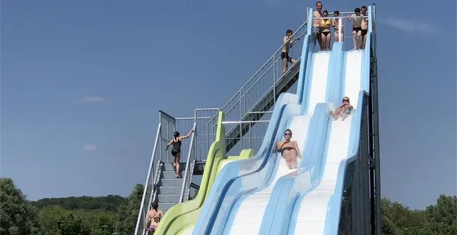 photo  les deux rampes du grand toboggan n’ont pas désempli de l’après-midi.  &copy;  le maine libre 