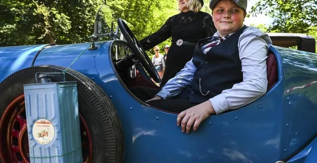 photo  saint-mars-la-brière, samedi 27 mai 2023. noah et sa grand-mère, venus en voisin de bouloire, avec de la ford siata de 1936, qui appartient à son père arnaud.  &copy;  le maine libre – denis lambert 