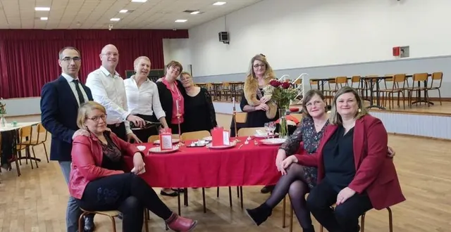 photo  la troupe adultes de l’atelier théâtre de l’association lez’arts, ici lors du cluedo géant. les différents groupes se produisent durant trois jours, début juin 2023.  &copy;  ouest-france 