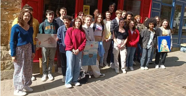 photo  les lycéens et leur professeur, damien venjean, devant la galerie alien-rouge.  &copy;  ouest-france 