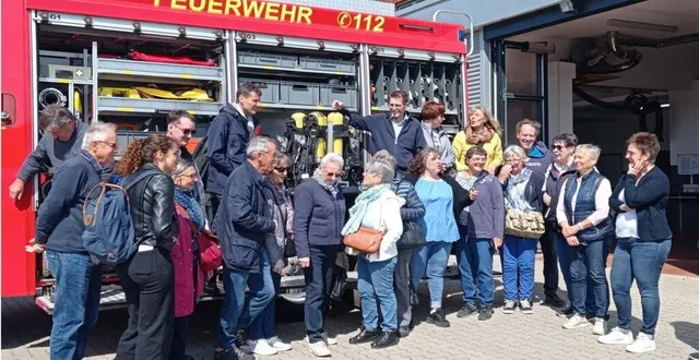 photo  la visite du centre des pompiers a suscité beaucoup d’échanges.  &copy;  denis assier 