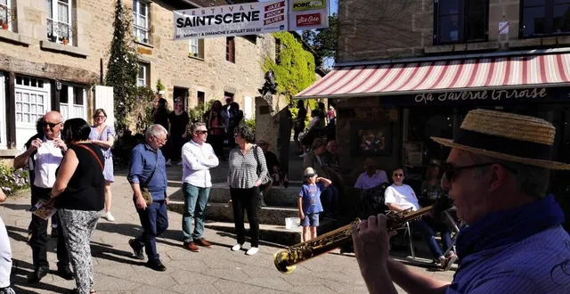 photo  sous le soleil, dans une ambiance musicale, avec guillaume tois, le public est venu nombreux pour le premier des trois jours des rencontres.  &copy;  ouest-france 