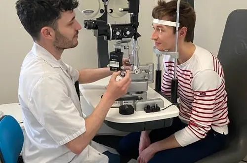 photo  le docteur valentin pipelart réalise un fond de l’œil.  &copy;  photo chm 