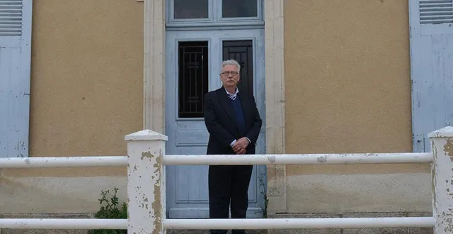 photo  roland marcotte devant le bâtiment qui deviendra peut-être la nouvelle mairie de prévelles.  &copy;  le maine libre 