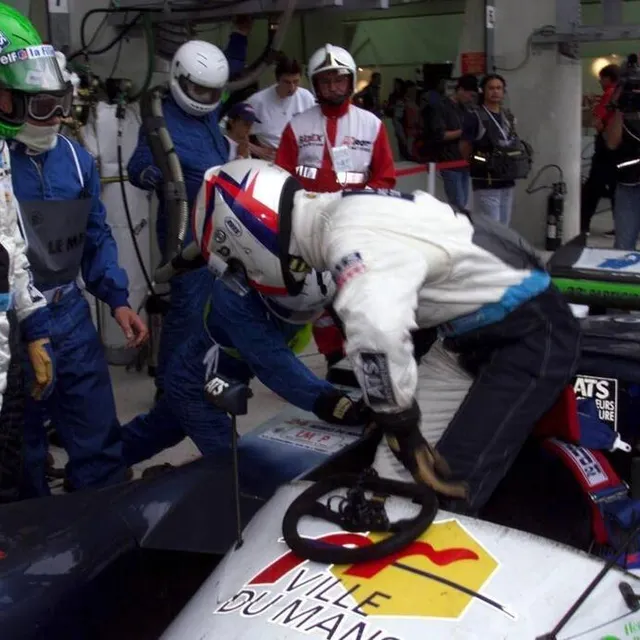 photo henri pescarolo, avant de prendre le volant de sa courage, pour la dernière fois, en 1999. c'était sa 33e participation.  ©  h boule/  ouest france