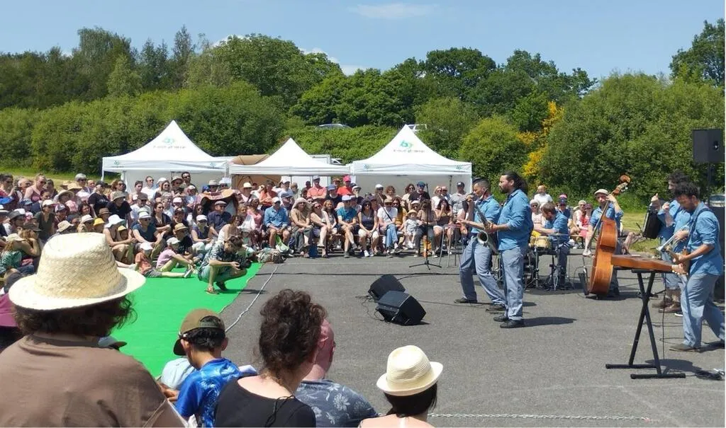 Bourgbarré. Musique et spectacle de rue à l’étang