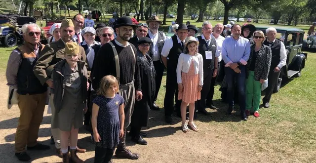 photo  les participants du premier rallye, autour des maires de montfort et de saint-mars.  &copy;  le maine libre 