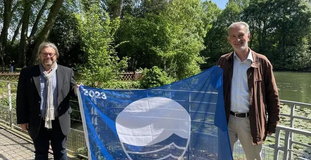 photo  jérôme legat et nicolas chauvin présentent le pavillon bleu 2023 qui sera hissé à la plage de la monnerie ces prochains jours.  &copy;  le maine libre 