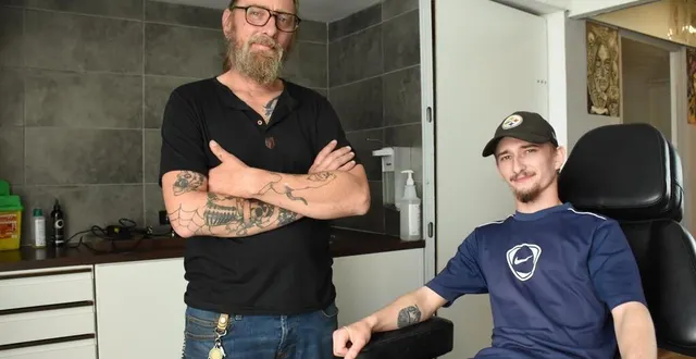 photo  will (debout) vient d’ouvrir son salon will tat2, dans le passage saint-martin, en plein centre-ville de sablé. à ses côtés, ty est en apprentissage.  &copy;  le maine libre 