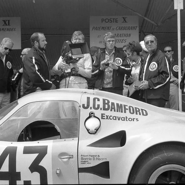 photo steve mcqueen avec l’équipe de tournage du film et des journalistes sur le circuit des 24 heures du mans en 1970.  ©  archives ouest-france