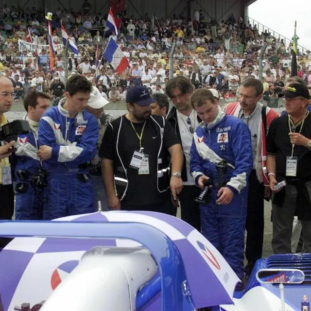photo le cinéaste luc besson a produit le film « michel vaillant » qui a été tourné durant l’édition 2002 sur le circuit des 24 heures du mans.  ©  archives ouest-france