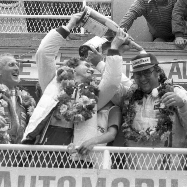 photo aux 24 heures du mans 1979, une douche de champagne pour dick barbour sous l’œil amusé de paul newman  ©  archives ouest france