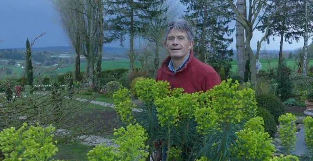 photo  joël quennehen a choisi et disposé les plantations de son jardin pour qu’il soit beau toute l’année. à l’exemple de ces euphorbes, lumineuses avant les premières fleurs.  &copy;  ouest-france 
