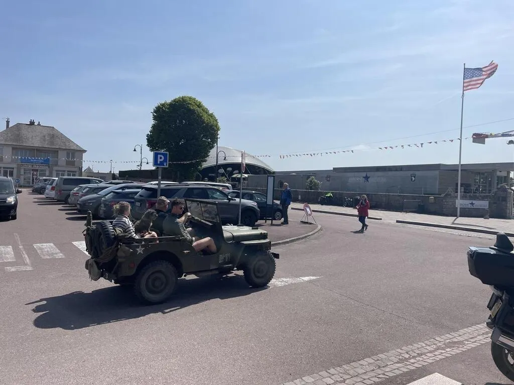 79e DDay. À SainteMèreEglise, les grilleurs et barnums changent de