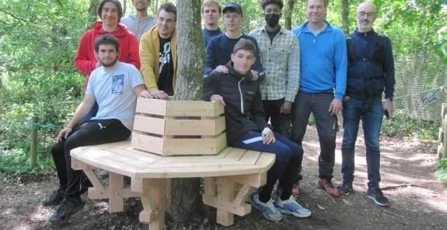 photo  les élèves présentent leur banc. à droite, nicolas leforestier et jérôme menuet, leurs professeurs ; lionel beaumois, professeur d’histoire de français-histoire-géographie. l’après-midi, ils ont fait le parcours d’accrobranche, en remerciement de leur travail.  &copy;  ouest-france 