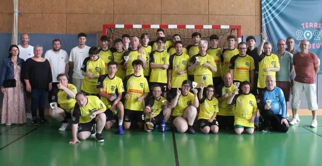 photo  les handballeurs saboliens ont connu des fortunes diverses lors des finales de la coupe sarthe.  &copy;  handball-club de sablé 
